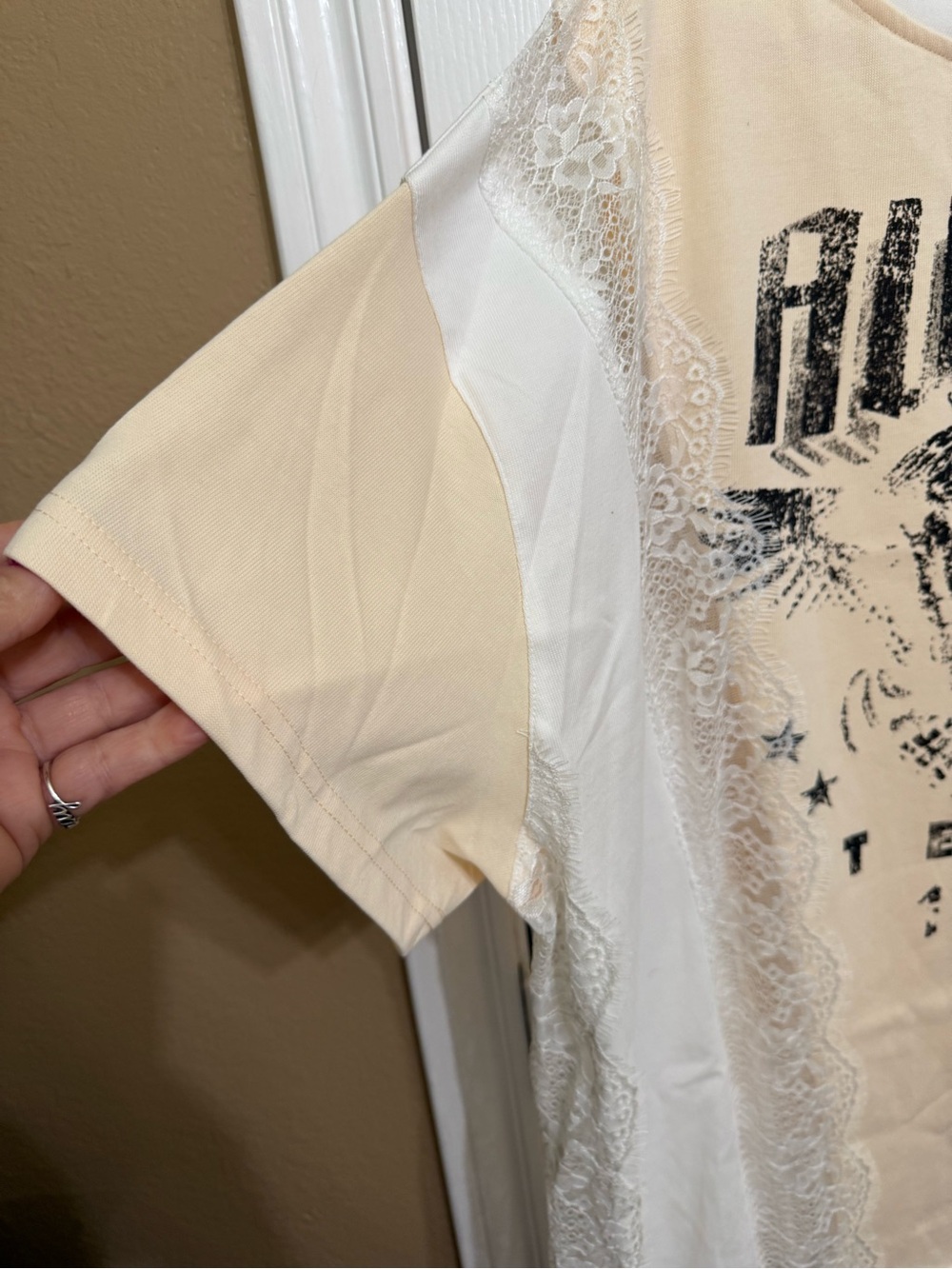 H161 NWT Blue Velvet M pp28 Boho Lace-Trim Austin Texas Graphic Tee - Cream Top - Picture 8 of 10